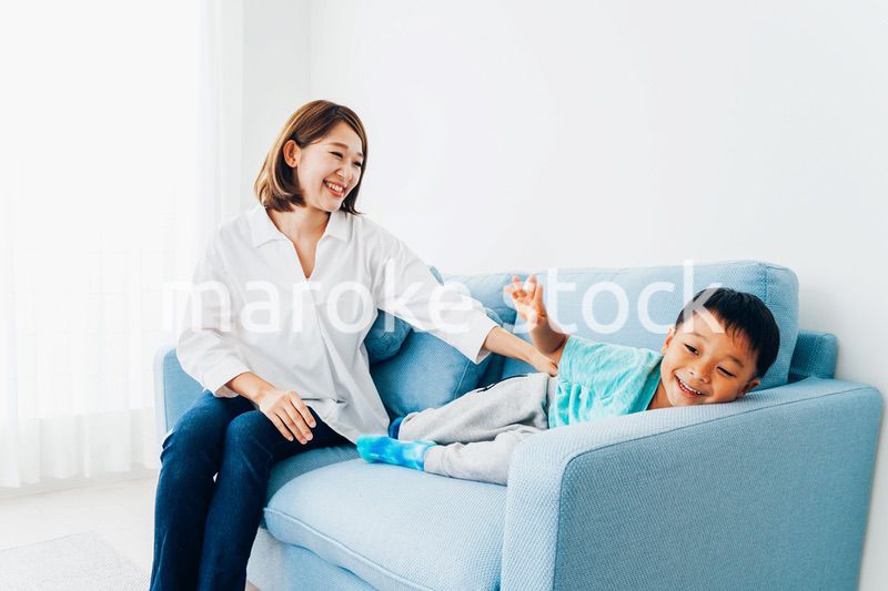 家でお母さんと遊ぶ小さな男の子