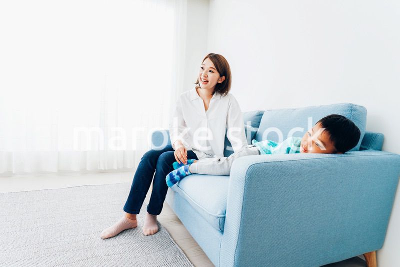 家でお母さんと遊ぶ小さな男の子