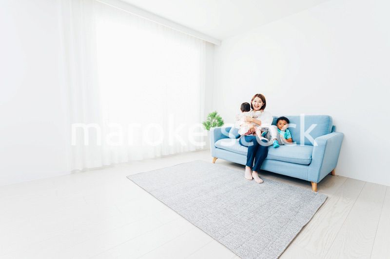 家で子どもたちと遊ぶ若い主婦