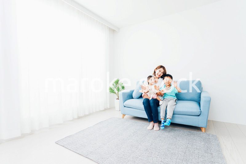 家で子どもたちと遊ぶ若い主婦