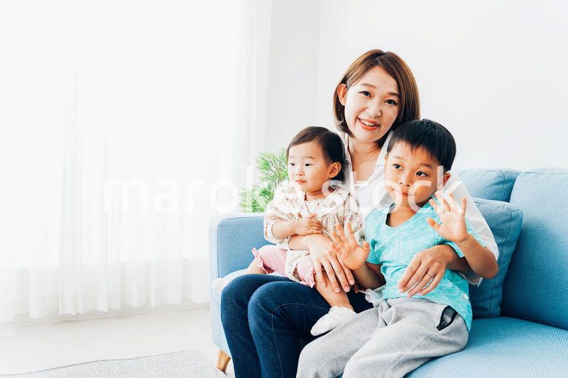 家で子どもたちと遊ぶ若い主婦