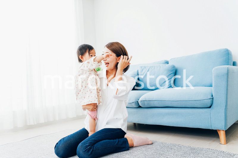 家で子どもたちと遊ぶ若い主婦