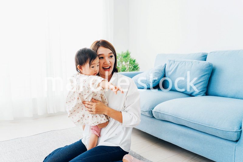 家で子どもたちと遊ぶ若い主婦