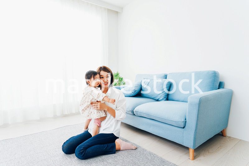 家で子どもたちと遊ぶ若い主婦