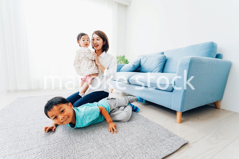 家で子どもたちと遊ぶ若い主婦