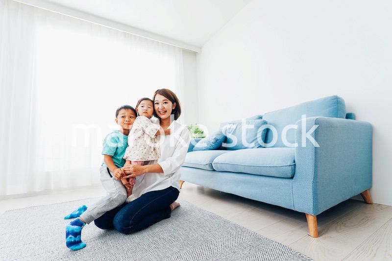 家で子どもたちと遊ぶ若い主婦