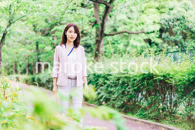 外でリフレッシュをするビジネスウーマン