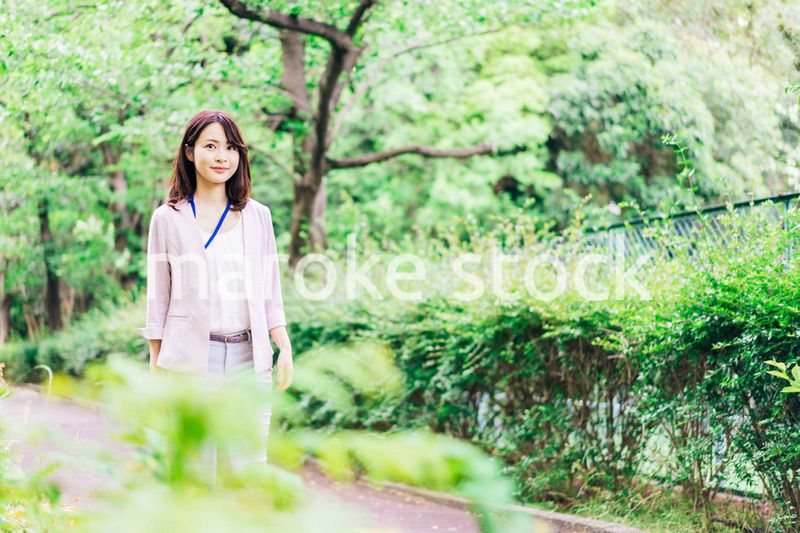 外でリフレッシュをするビジネスウーマン