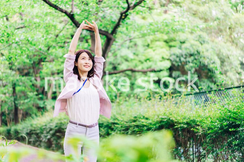 外でリフレッシュをするビジネスウーマン