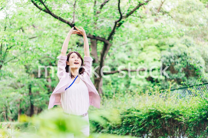 外でリフレッシュをするビジネスウーマン