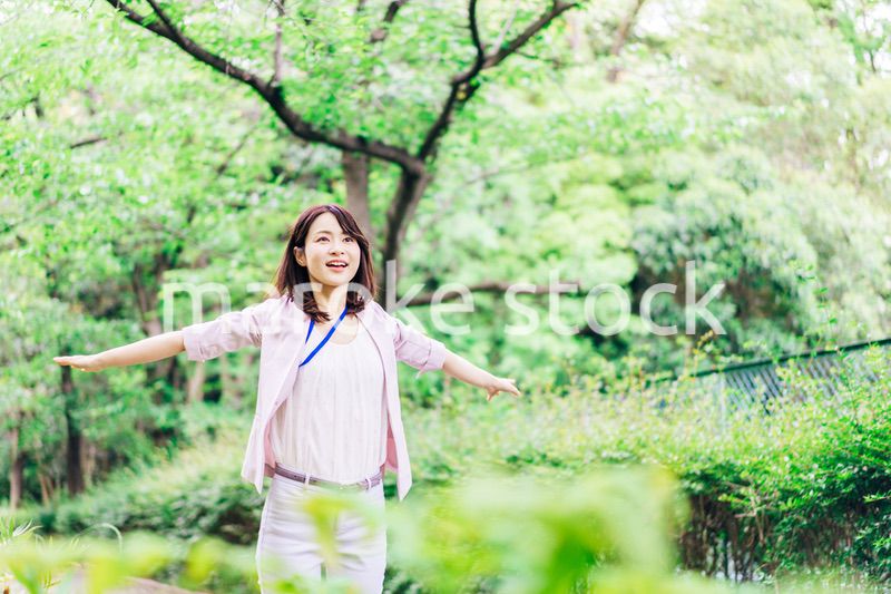 外でリフレッシュをするビジネスウーマン