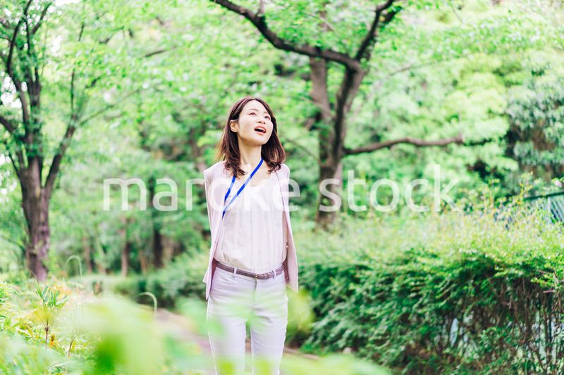 外でリフレッシュをするビジネスウーマン