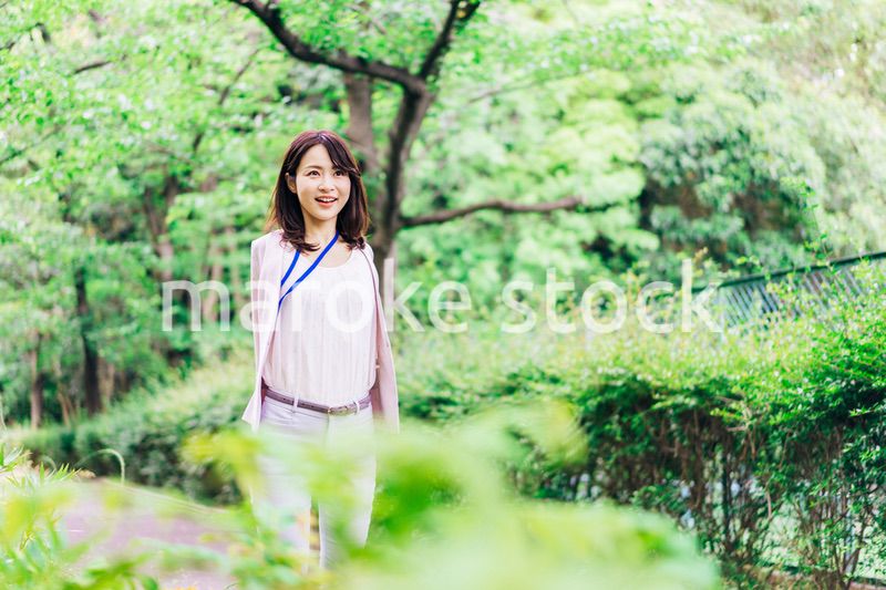 外でリフレッシュをするビジネスウーマン