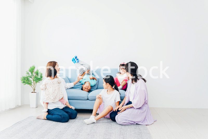 お家に集まって楽しむママ友と子どもたち