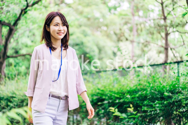 外でリフレッシュをするビジネスウーマン