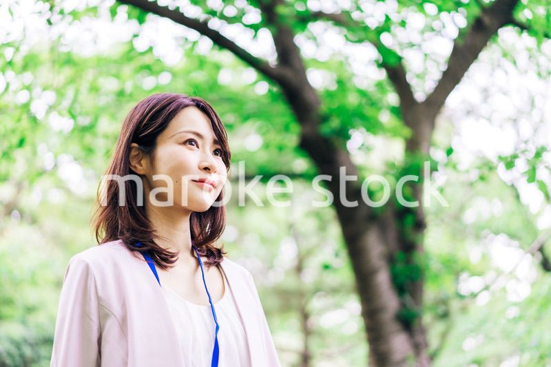 外でリフレッシュをするビジネスウーマン