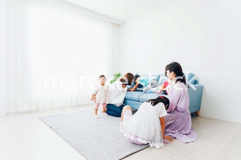 お家に集まって楽しむママ友と子どもたち