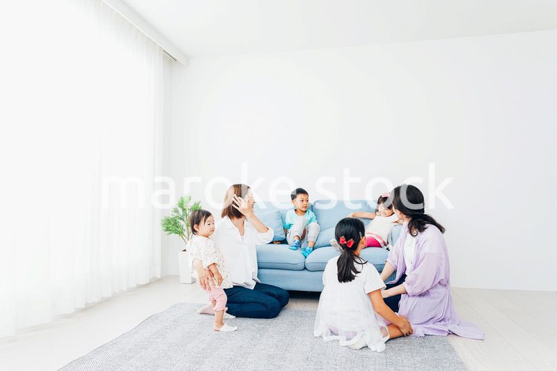 お家に集まって楽しむママ友と子どもたち