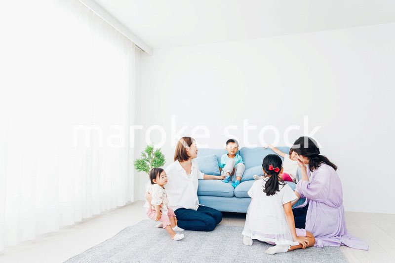お家に集まって楽しむママ友と子どもたち