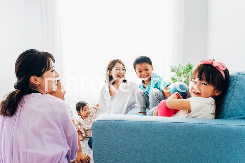 お家に集まって楽しむママ友と子どもたち