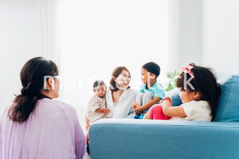 お家に集まって楽しむママ友と子どもたち