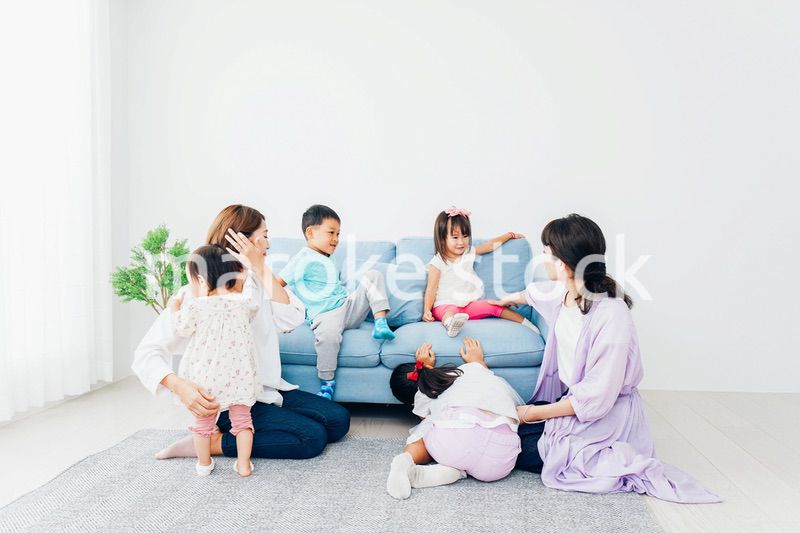 お家に集まって楽しむママ友と子どもたち
