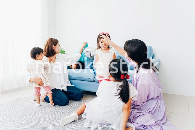 お家に集まって楽しむママ友と子どもたち