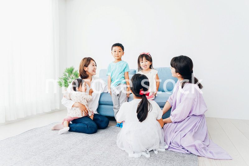 お家に集まって楽しむママ友と子どもたち