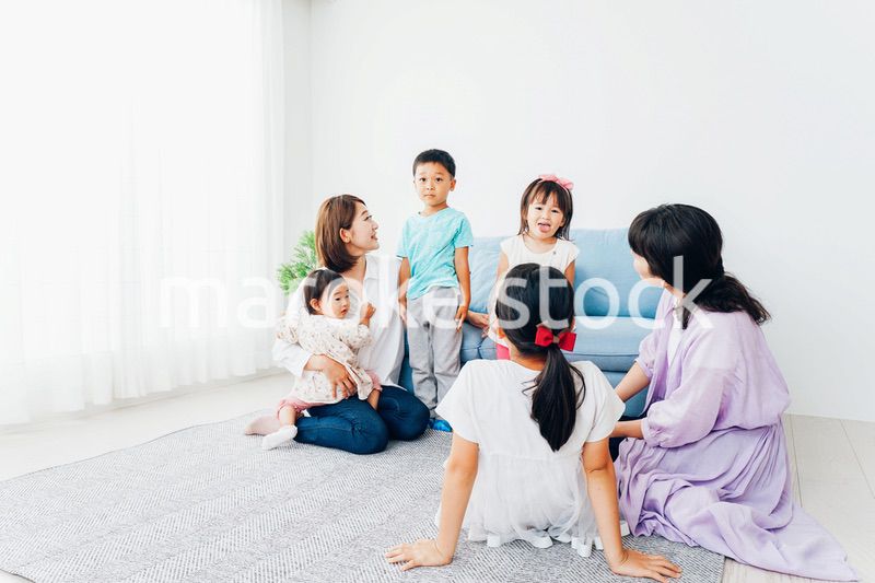 お家に集まって楽しむママ友と子どもたち