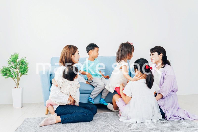 お家に集まって楽しむママ友と子どもたち