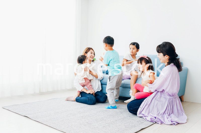 お家に集まって楽しむママ友と子どもたち