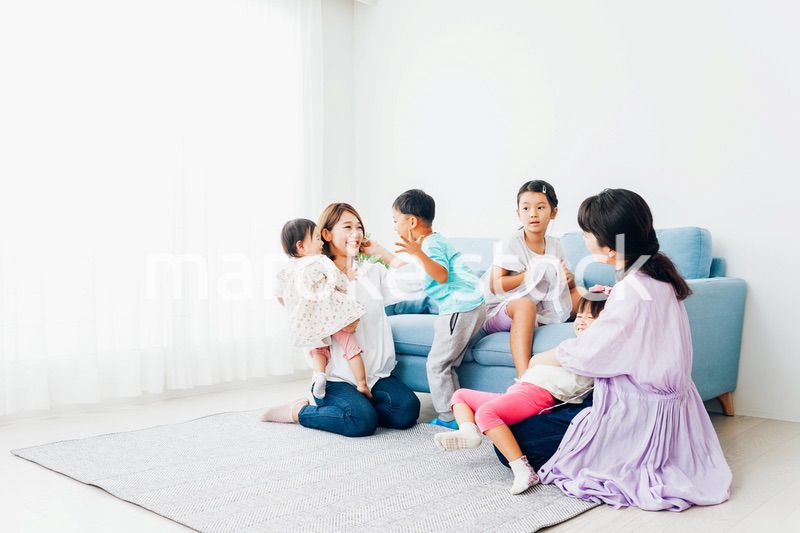 お家に集まって楽しむママ友と子どもたち