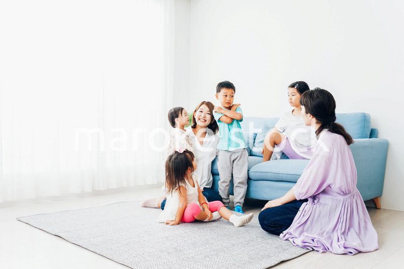 お家に集まって楽しむママ友と子どもたち