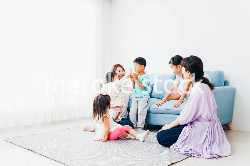 お家に集まって楽しむママ友と子どもたち
