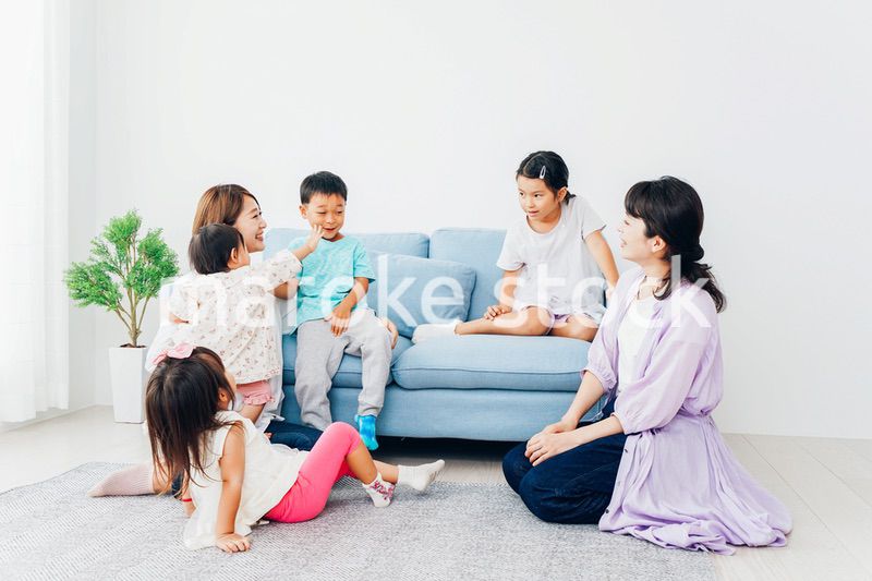 お家に集まって楽しむママ友と子どもたち