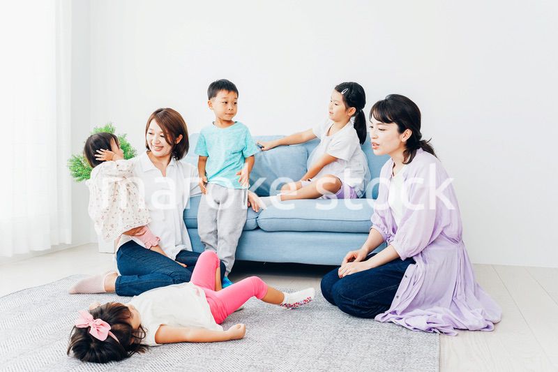 お家に集まって楽しむママ友と子どもたち
