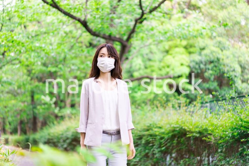 マスクをして歩くビジネスウーマン