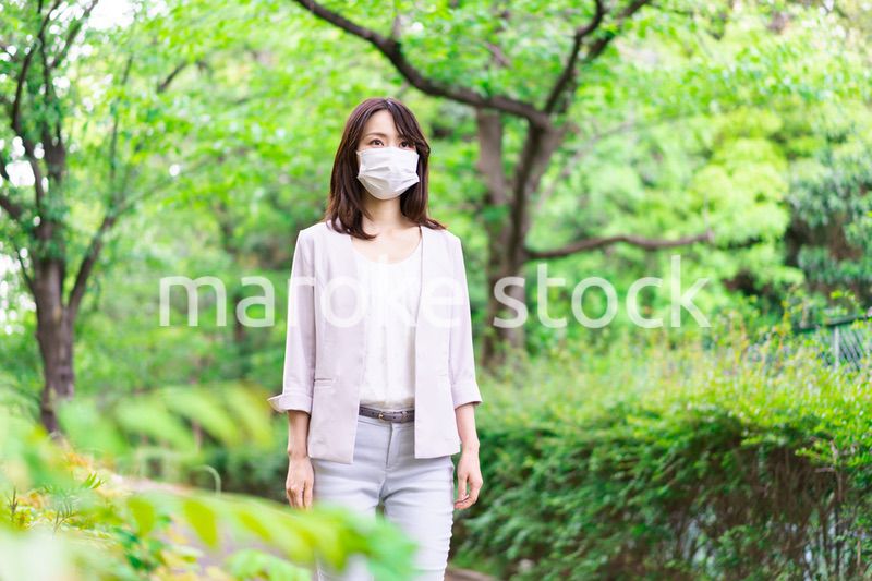 マスクをして歩くビジネスウーマン