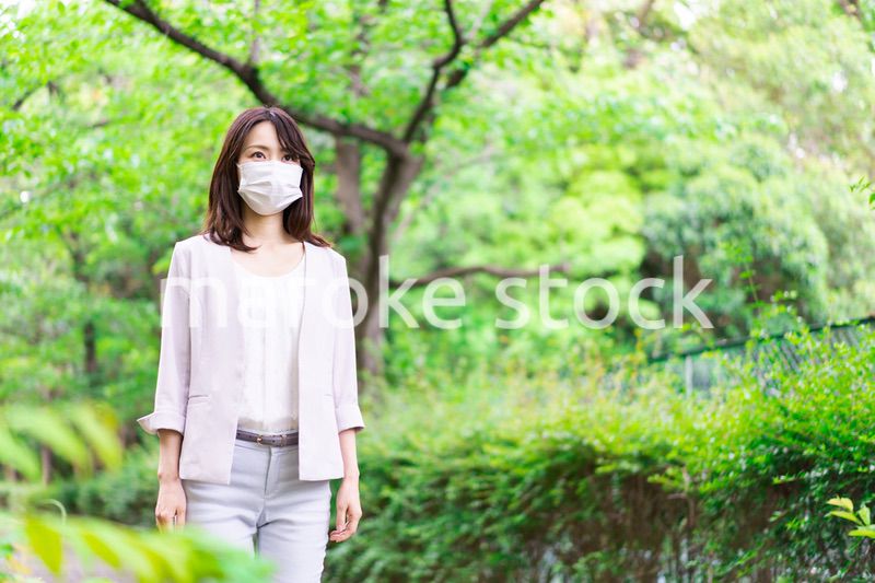 マスクをして歩くビジネスウーマン