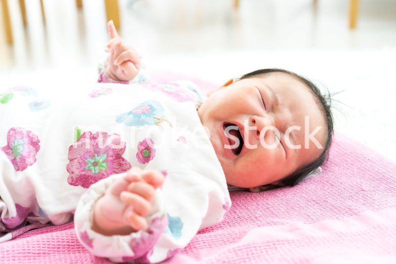 泣く赤ちゃん