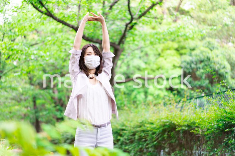 マスクをして歩くビジネスウーマン