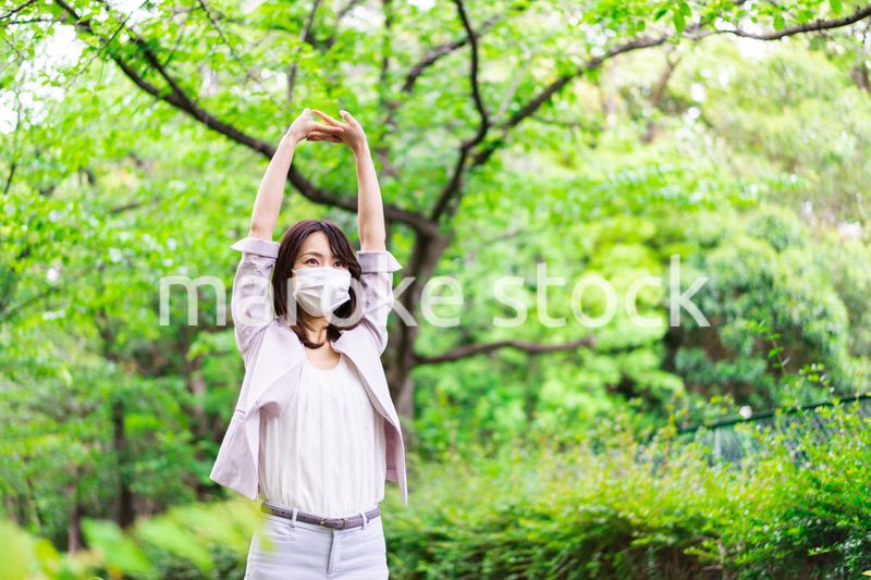 マスクをして歩くビジネスウーマン