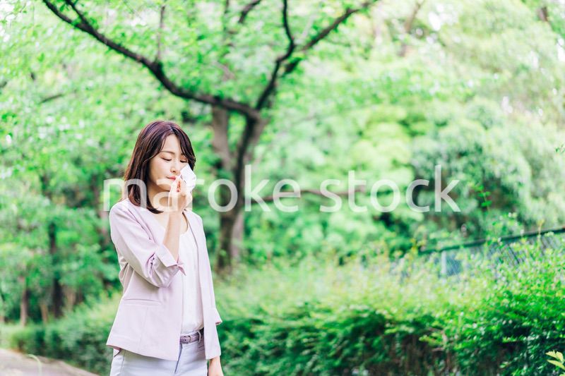 マスクで息苦しさを感じる若いビジネスウーマン