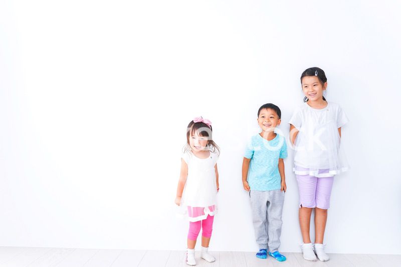 仲良く遊ぶ子どもたち