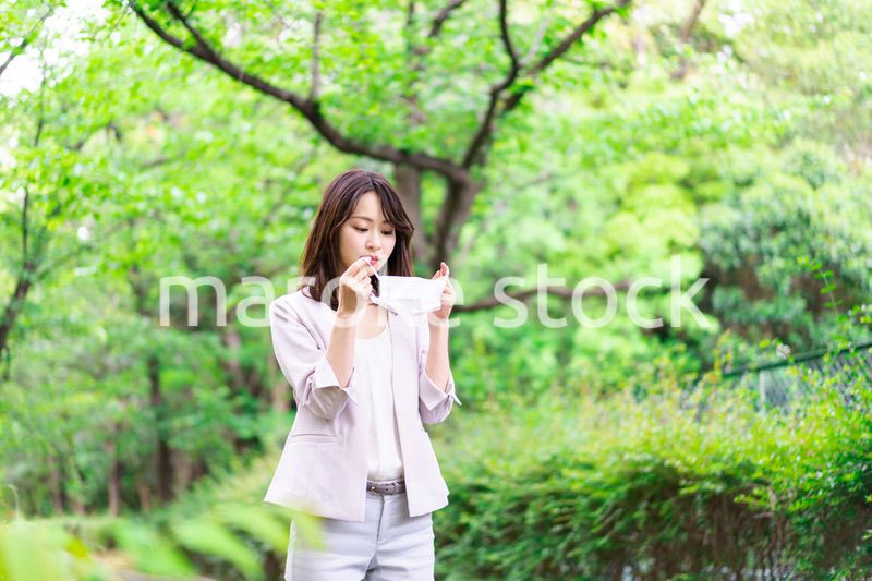 マスクをして歩くビジネスウーマン