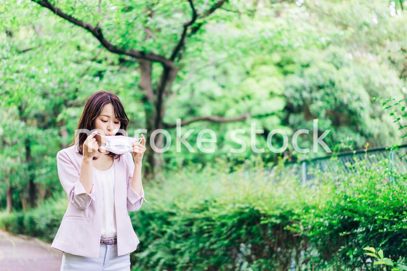 メイクがマスクについた若いビジネスウーマン