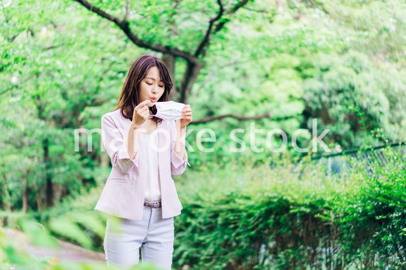 メイクがマスクについた若いビジネスウーマン