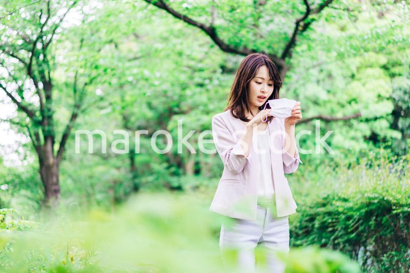 メイクがマスクについた若いビジネスウーマン