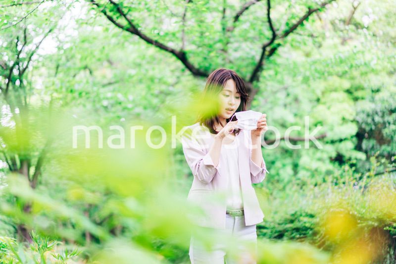 メイクがマスクについた若いビジネスウーマン