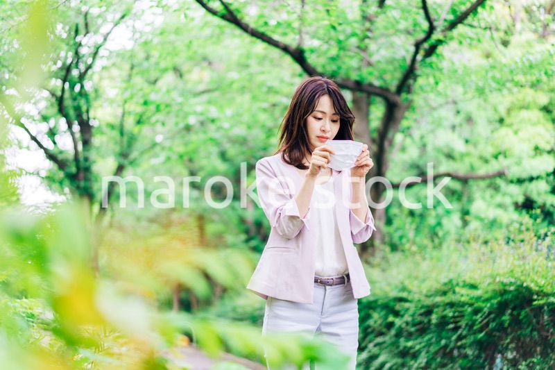 メイクがマスクについた若いビジネスウーマン